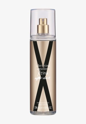 Bouteille cylindrique de brume fine parfumée dorée et noire, étiquetée "Christina Aguilera Xtina after dark", 236 ml, avec un capuchon pulvérisateur transparent.