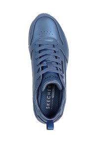 Sneaker Skechers in pelle blu. Punta arrotondata, linguetta imbottita e dettagli testurizzati. Presenta chiusura con lacci e soletta in schiuma memory raffreddata.