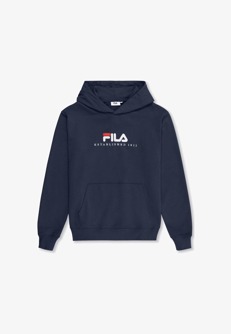 Sudadera con capucha de color azul marino hecha de un tejido suave, con un bolsillo tipo canguro en la parte frontal. Presenta el logo "FILA" y el texto "ESTABLECIDO EN 1911" en colores contrastantes.