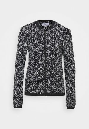 Cardigan negro con cremallera y patrón floral geométrico blanco, con cuello, puños y bajo acanalados, expuesto sobre un fondo blanco.