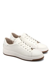 Białe skórzane sneakersy o gładkim wykończeniu, okrągłym nosku, sznurowaniu i gumowej podeszwie. Posiadają subtelną markę po bokach.