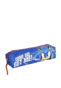 Trousses de couleur bleue avec un graphisme de Sonic the Hedgehog bien visible, une fermeture éclair rouge et le texte "VENEZ ME CHERCHER !" sur un fond à motifs d'éclairs.