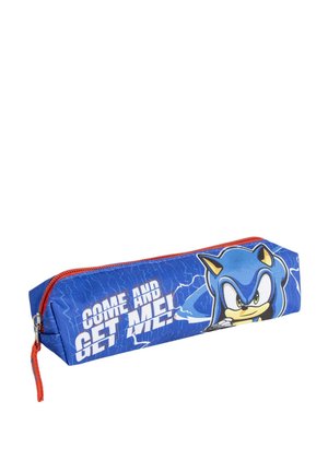 Trousses de couleur bleue avec un graphisme de Sonic the Hedgehog bien visible, une fermeture éclair rouge et le texte "VENEZ ME CHERCHER !" sur un fond à motifs d'éclairs.