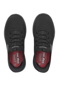Schwarze Slipper mit einem strukturierten Mesh-Obermaterial, elastischen Schnürsenkeln und einem roten Innenfutter mit "Slip-ins"-Branding. Rutschfeste Ausführung.