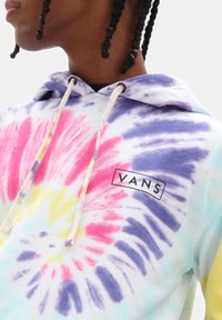 Sudadera con capucha de teñido anudado multicolor con patrones en rosa, amarillo y púrpura; incluye un logo negro de "VANS" y cordones blancos.