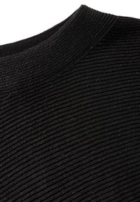 Sort sweater med ribbet struktur og rund hals. Stoffet har en subtil glans, der øger den samlede visuelle interesse.
