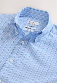 Camisa celeste con botones, rayas verticales blancas y azul marino, corte regular, 100% algodón, talla media, cuello doblado.
