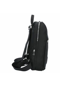 Čierny batoh s hladkým textilným povrchom, nastaviteľnými popruhmi a viacerými zipsovými priehradkami so striebornými komponentmi.