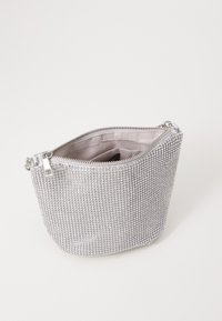 Kovově stříbrné psaníčko zdobené drobnými kamínky, s uzávěrem na zip a hladou podšívkou. Zakřivený, strukturovaný design.