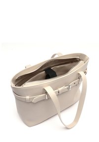 Vaaleanbeige nahkalaukku, jossa on vetoketjukiinnitys, litteä muotoilu, säädettävä olkahihna ja sisätasku, jossa on kontrastivärinen musta hihna.