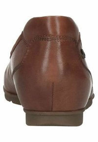 Bruine leren schoenen met een gladde textuur, ronde vorm, lage hak en stiksel detail. Voorzien van een knoopaccent aan de zijkant.