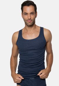 Canottiera da uomo blu navy con una texture a coste, design attillato, spalline larghe e scollatura rotonda. Sottile righe orizzontali.