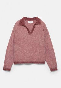Maglione lavorato a maglia con maniche lunghe color rosa polvere con collo a V a coste più scuro, polsini e orlo, disteso su sfondo bianco.