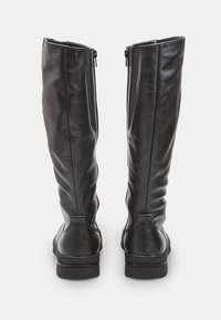 Fekete, térd felett érő csizmák sima bőrből, oldalsó cipzárral, struktúrált felülettel és gumi talppal a tapadásért.