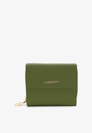 Cartera de cuero verde con una superficie texturizada y un logo dorado. Cuenta con un cierre de cremallera con un acento de hardware dorado. Forma compacta y rectangular.