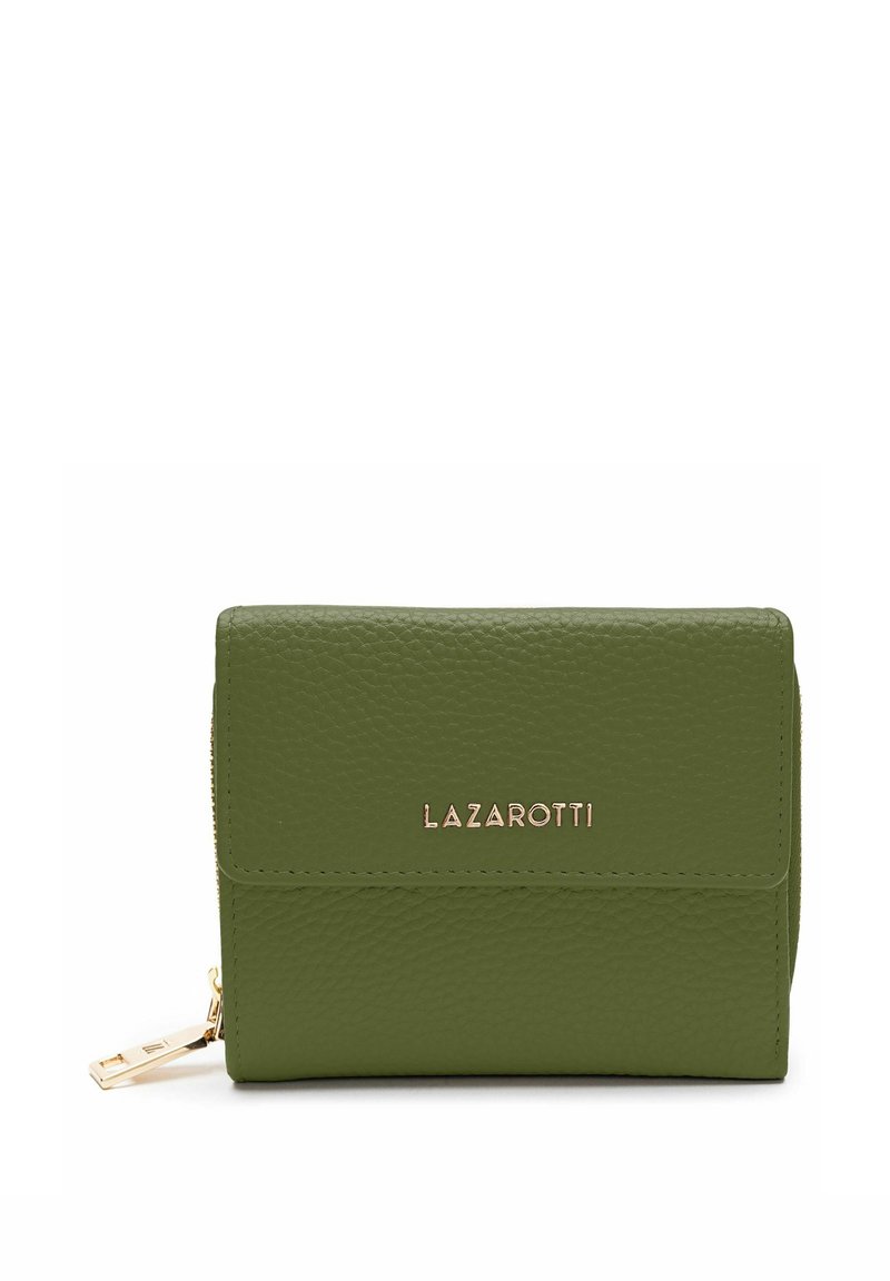 Portefeuille en cuir vert avec une surface texturée et un logo doré. Dispose d'une fermeture zippée avec un accent en métal doré. Forme compacte et rectangulaire.
