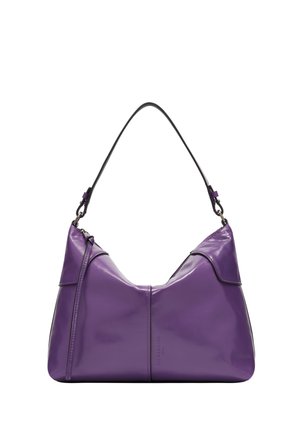 Lila Lederhandtasche mit strukturierter Form, einem einzelnen geschwungenen schwarzen Griff und einem Reißverschluss. Besitzt sichtbare Nähte und das Markenlogo.