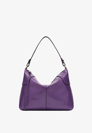 Lila Lederhandtasche mit strukturierter Form, einem einzelnen geschwungenen schwarzen Griff und einem Reißverschluss. Besitzt sichtbare Nähte und das Markenlogo.
