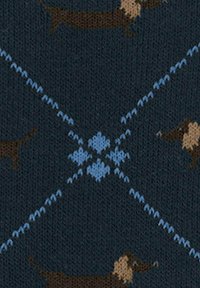 Dzianina o ciemnoniebieskim tle z brązowymi i beżowymi ilustracjami jamników, ozdobiona jasnoniebieskimi wzorami w romby.