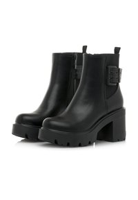 Stivali alla caviglia neri con tacco grosso, cerniera laterale, pannello elastico e fibbia decorativa sul lato esterno.