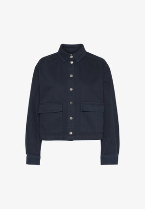 Chaqueta de mezclilla azul oscura con cuello, cierre frontal de botones a presión, dos bolsillos grandes en el pecho y mangas largas con puños abotonados.