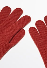 Rote gestrickte Handschuhe mit texturierter Oberfläche und Rippendetails. Jeder Handschuh hat fünf Finger und eine enge Passform.