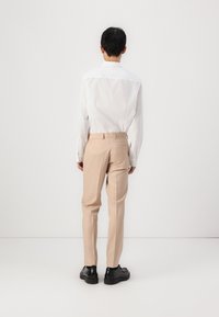 Isaac Dewhirst THE FASHION PEAK SUIT SLIM - Κοστούμι - sand