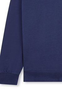 Sudadera azul marino hecha de un tejido suave, con un diseño sencillo, puños acanalados y una textura lisa. Sin patrones ni acentos adicionales.