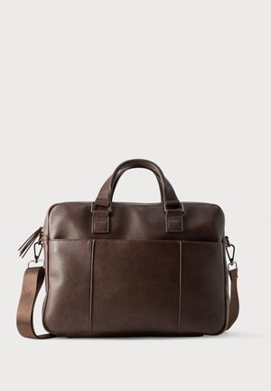 Braune Ledertasche mit zwei oberen Griffen, verstellbarem Schulterriemen und Vorderfächern. Glatte Oberfläche mit minimalen Nahtdetails.