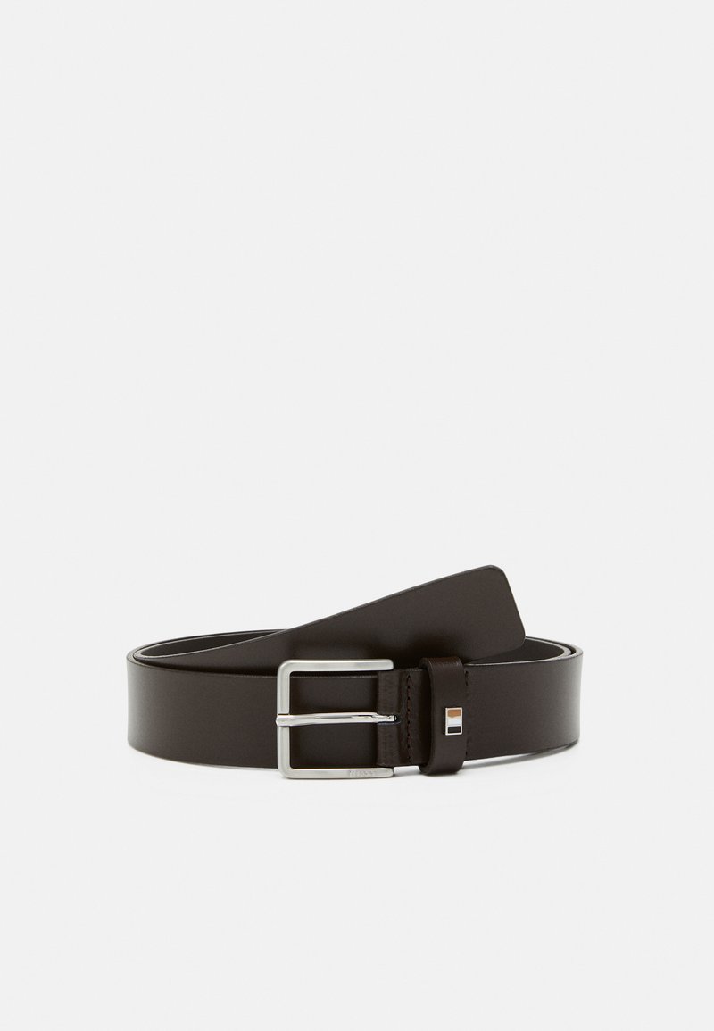 Cinto de couro castanho com uma fivela retangular de metal prateado. Textura suave e um design limpo, com um pequeno detalhe próximo à fivela.