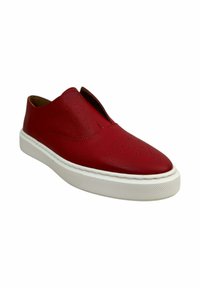Zapato rojo de cuero deslizante con diseño perforado en la punta, suela de goma blanca y costuras contrastantes. Textura suave, forma redondeada.