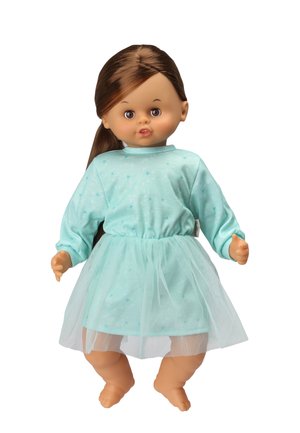 Poupée bébé à la peau claire avec des cheveux bruns en queue de cheval, portant une robe bleu clair à manches longues avec des motifs de cœurs et une jupe en tulle.