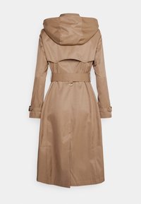 Béžový trenčkot s kapucí, páskem v pase, dlouhými rukávy a zadním klopou. Má hladkou texturu a design do délky kolen.