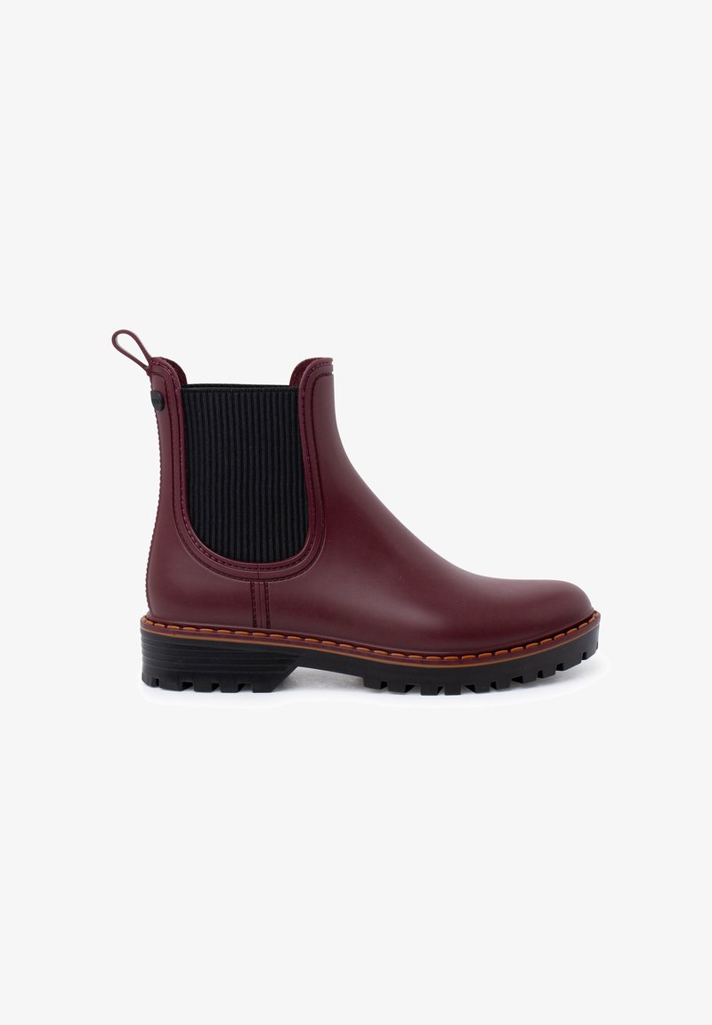 Stivale alla caviglia in gomma bordeaux con pannello laterale elastico nero texturizzato, linguetta e cuciture a contrasto su suola nera spessa.