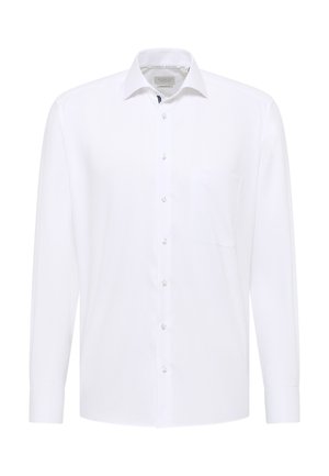 Langärmeliges weißes Hemd mit Knopfleiste, spitzem Kragen und Brusttasche, auf weißem Hintergrund dargestellt.