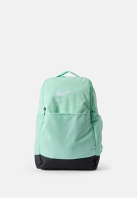 Mochila Nike en verde menta con un fondo negro, que cuenta con un bolsillo frontal con cremallera, bolsillos de malla laterales y un logo de swoosh en blanco.