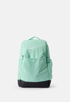 Sac à dos Nike vert menthe avec un fond noir, doté d'une poche zippée à l'avant, de poches latérales en mesh et d'un logo swoosh blanc.