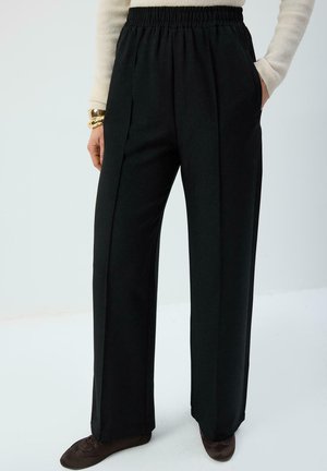 PLEATED WITH ELASTIC WAIST - Nadrágok - black
