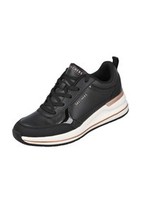 Zapatilla negra de Skechers con cordones, suela blanca y detalles en oro rosado, vista de lado sobre fondo blanco.