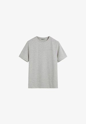Camiseta de manga corta color gris claro hecha de algodón suave. Cuello redondo clásico, ajuste relajado, sin patrones ni detalles visibles.