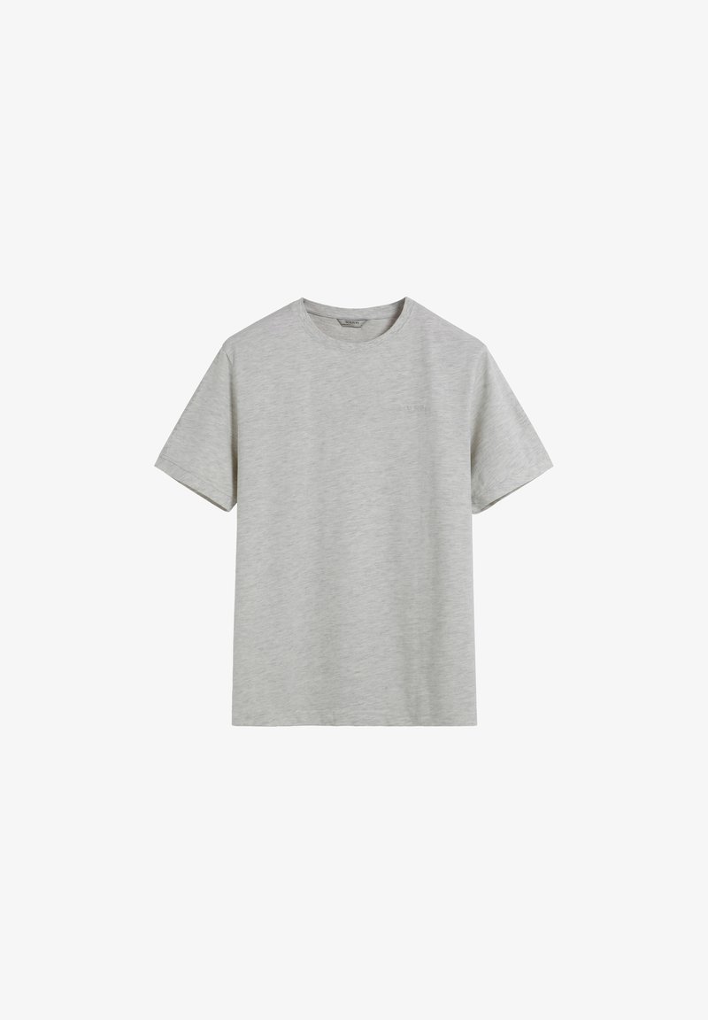 Camiseta de manga corta color gris claro hecha de algodón suave. Cuello redondo clásico, ajuste relajado, sin patrones ni detalles visibles.