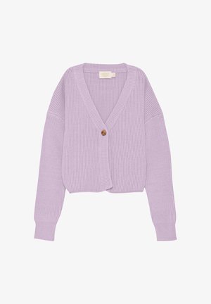 Cárdigan de punto color lila con escote en V, mangas largas y cierre de un botón. La tela texturizada presenta un patrón acanalado.