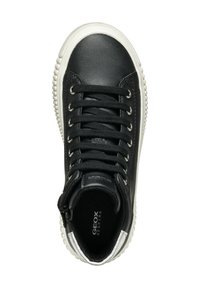Sneaker alta in pelle nera con punta tonda, cuciture grigie, dettagli in argento e lacci neri. Presenta una suola texturizzata con un bordo bianco.