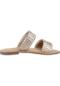 Sandalias planas trenzadas en dorado metálico. Presentan dos correas anchas y una plantilla beige suave. Material sintético con un acabado texturizado.