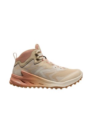Beige Wanderschuh mit Mesh-Obermaterial, Gummisohle und pinken Akzenten. Verfügt über eine verstärkte Ferse und einen gepolsterten Kragen für zusätzlichen Halt.