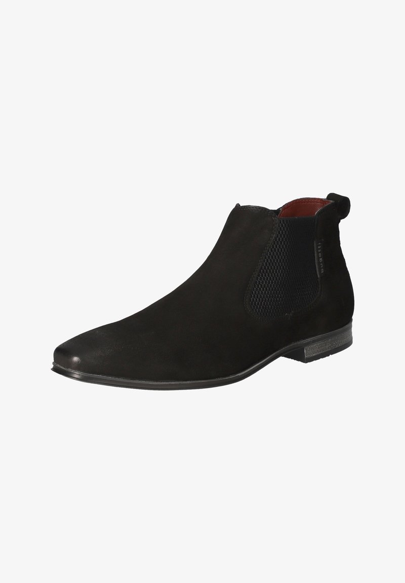 Bottine Chelsea en daim noir avec panneau latéral élastique, bout rond, petit talon et languette à la cheville, présentée sur fond blanc.
