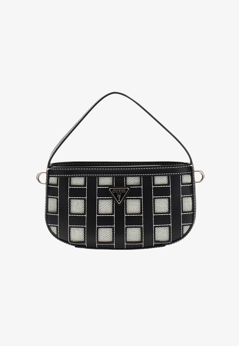Sac à épaule à carreaux noir et blanc avec des carrés en maille, des coutures blanches et une plaque triangulaire avec le logo Guess centrée sur le devant.