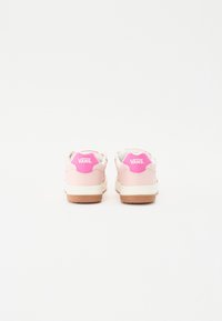 Zapatillas VANS con una combinación de colores rosa y blanco, que presentan un upper suave, cordones blancos y suela de goma texturizada. Logo en el talón.