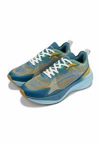 Lekkie buty sportowe z siateczkową cholewką w odcieniach niebieskiego i żółtego, z białymi sznurówkami oraz teksturowaną gumową podeszwą zapewniającą przyczepność.