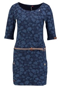 Mörkblå klänning med ljusblå blommönster, trekvartsärmar och ett tunt flätat brunt bälte i midjan.